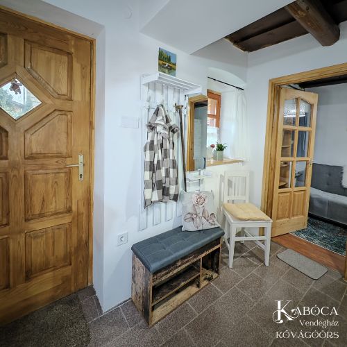 Kabóca Vendégház Kővágóörson, a Balaton-felvidéken, 3 kilóméterre a Balatontól. Rusztikus vidéki szálláshely valódi kőből épült házikóban 2-3 fő részére.