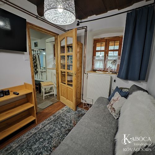 Kabóca Vendégház Kővágóörson, a Balaton-felvidéken, 3 kilóméterre a Balatontól. Rusztikus vidéki szálláshely valódi kőből épült házikóban 2-3 fő részére.